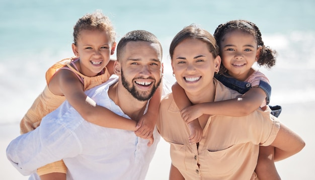 Pais filhos e família feliz na praia juntos para se divertir nas férias ao sol à beira-mar Mãe filhos e pai à beira-mar sorriem pela água e mostram felicidade nas férias ou viajam no verão