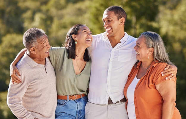 Pais idosos da família e juntos na natureza para se relacionar na paisagem ao ar livre com pessoas felizes Cuidado, amor e apoio em relacionamento positivo com parentes aproveitando o tempo uns com os outros