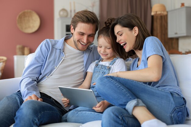 Pais Jovens Superjoyed Com Filho Pequeno Relaxar No Sofá Na Sala