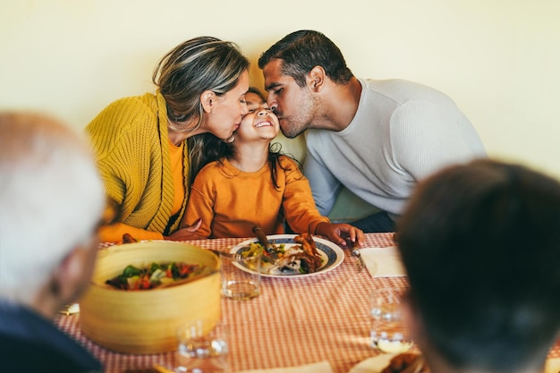 Foto pais latinos se divertindo com os filhos durante o jantar em casa concentre-se no rosto da mãe