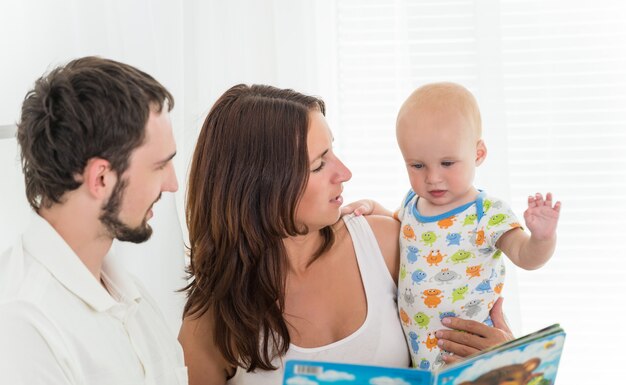 Pais lendo um livro para o filho pequeno