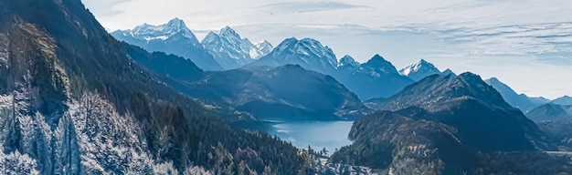 País de las maravillas de invierno y mágico paisaje navideño montañas nevadas y bosques cubiertos de nieve como ho ...