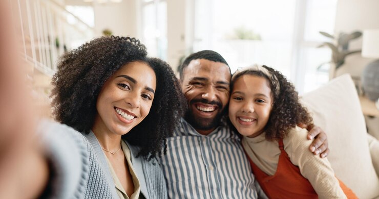 Foto pais menina e selfie no sofá para retrato com amor ou cuidado relaxar e vínculo familiar para memória ou conexão mãe pai e juntos em casa para conforto ou segurança no fim de semana abraço e felicidade