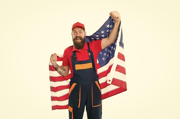 País de oportunidades Fiesta nacional El trabajador celebra el día de la independencia Visa de trabajo EE. UU. El hombre sostiene la bandera estadounidense Reparación y renovación Chico trabajador uniforme Constructor trabajador regular Reubicación laboral