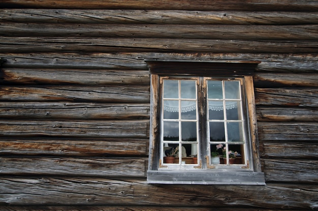 País oscuro madera enmaderada loghouse pared con ventana