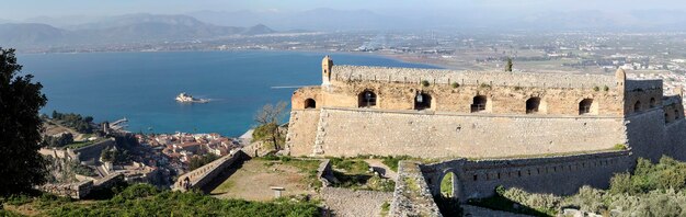 Paisagem A vista panorâmica da fortaleza veneziana da cidade e do mar Grécia Peloponeso Nafplion