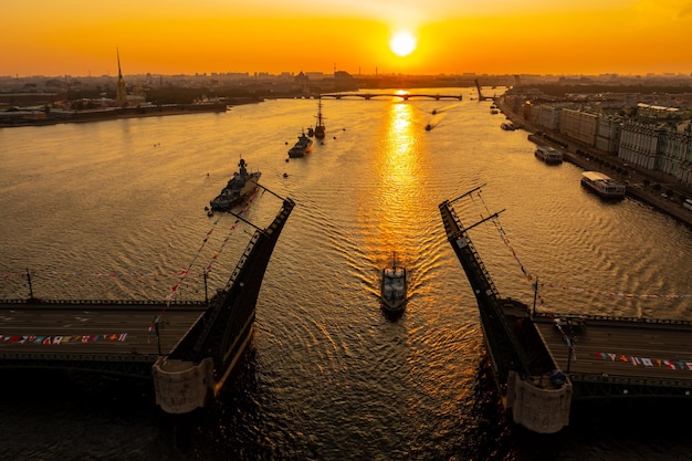 Paisagem aérea com navios de guerra no rio neva antes do feriado da marinha russa no início da manhã...