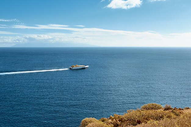 Paisagem aérea com vista para o mar. Navio no mar em um dia de verão.