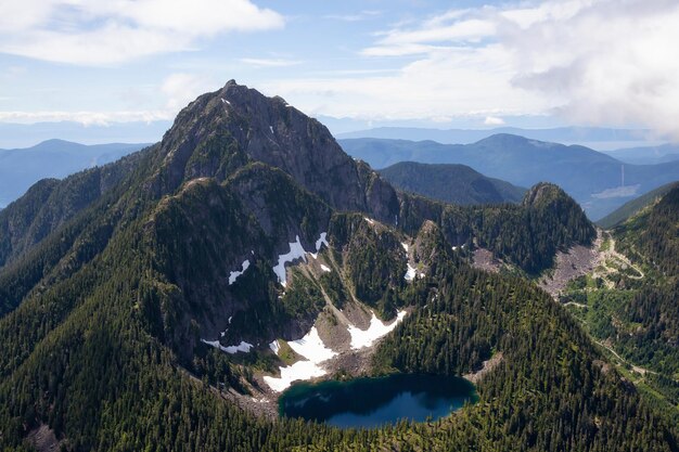 Paisagem aérea da montanha canadense