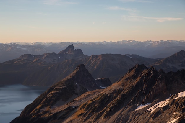 Paisagem aérea da montanha canadense