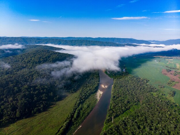 paisagem aérea de montanhas com rio e nuvens