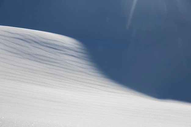 Foto paisagem aérea de neve branca formando um jogo de textura gráfica de luz e sombras