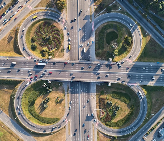 Paisagem aérea do conceito de transporte rodoviário de junção rodoviária movimentada