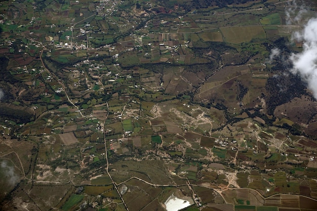 Foto paisagem aérea do panorama de leon guanajuato do avião