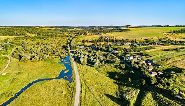 Paisagem aérea do planalto central da rússia. aldeia de stoyanova, região de kursk.