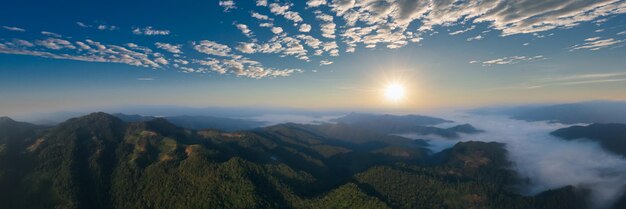 Paisagem aérea panorâmica vista de manhã luz solar céu azul e cordilheira com nevoeiro no vale em chiang rai Tailândia, panorama para o conceito de plano de fundo da página da web