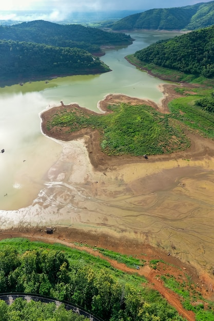 Paisagem aérea superior vista panorâmica reservatório represa rio e montanha verde floresta natural na estação chuvosa