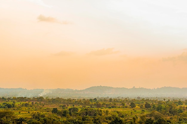 Paisagem africana com céu ao pôr do sol