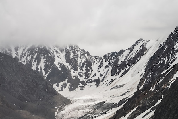 Paisagem alpina atmosférica e minimalista com uma grande montanha nevada e uma enorme geleira