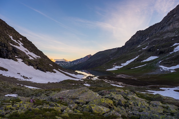 Paisagem alpina de alta altitude ao pôr do sol