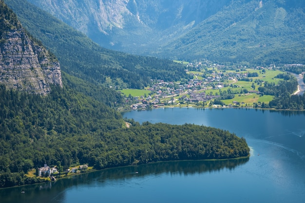 Foto paisagem alpina e lago hallstatt nos alpes austríacos, salzkammergut, áustria