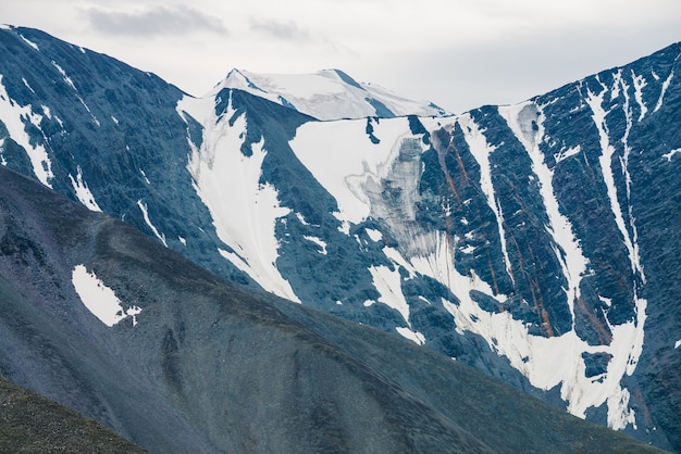 Paisagem alpina minimalista com cordilheira gigante e enorme geleira
