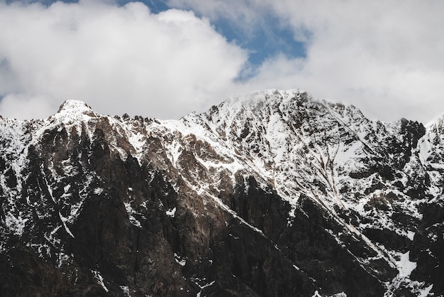 Paisagem alpina minimalista com pico nevado de uma montanha rochosa