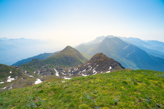 Paisagem alta altitude ambiente não contaminado idílico. Aventuras de verão nos Alpes