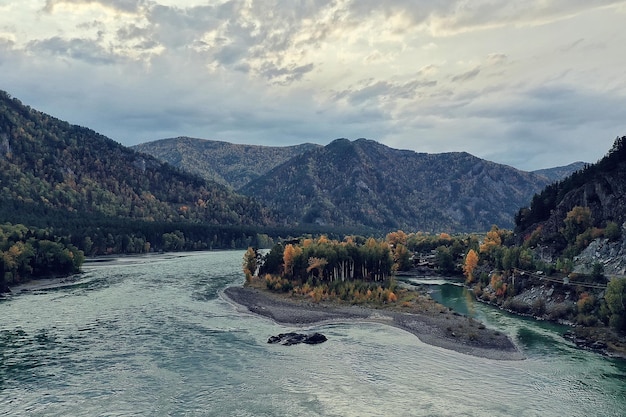 paisagem altai rússia, outono vista superior, drone sobre a floresta