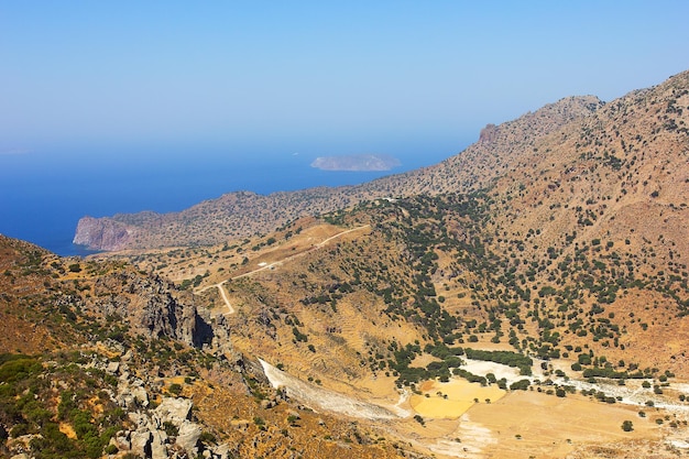 Paisagem amarela do vulcão nisyros vista da caldeira uma cratera com cristais de enxofre