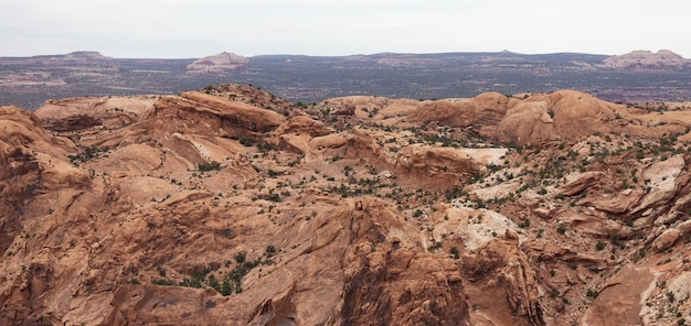 Paisagem americana cênica e montanhas de rocha vermelha no deserto canyon