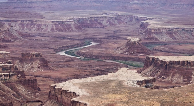 Paisagem americana cênica e montanhas de rocha vermelha no deserto canyon