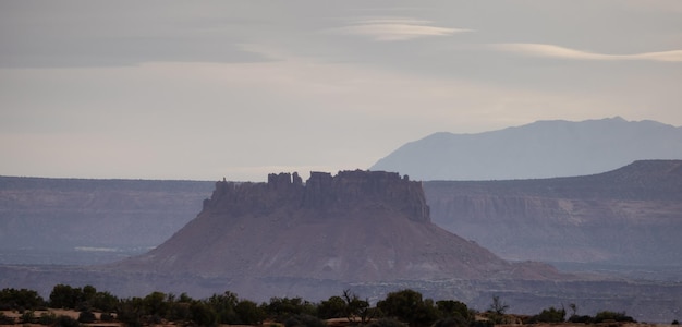 Paisagem americana cênica e montanhas de rocha vermelha no deserto canyon