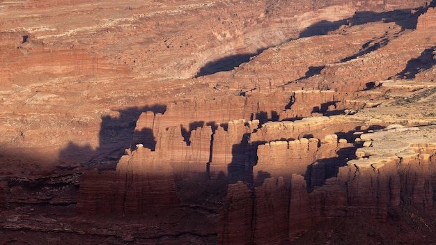 Paisagem americana cênica e montanhas de rocha vermelha no deserto canyon