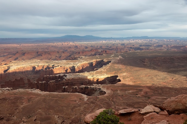 Paisagem americana cênica e montanhas de rocha vermelha no deserto canyon