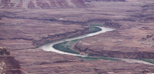 Paisagem americana cênica e montanhas de rocha vermelha no deserto canyon