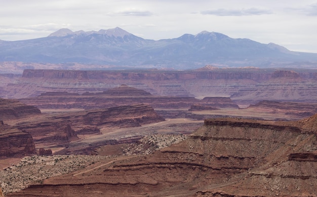 Paisagem americana cênica e montanhas de rocha vermelha no deserto canyon