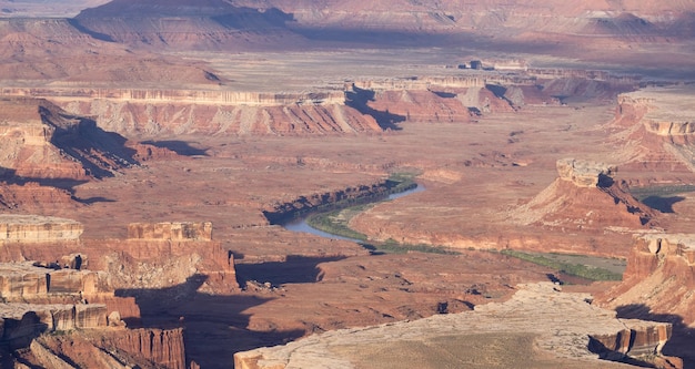 Paisagem americana cênica e montanhas de rocha vermelha no deserto canyon