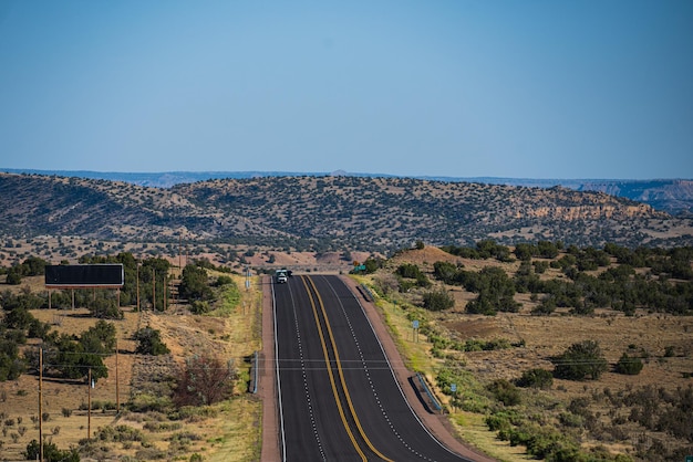 Paisagem americana natural com estrada de asfalto ao horizonte