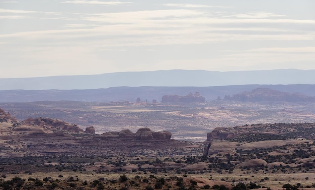 Paisagem americana no deserto com formações de montanha de rocha vermelha