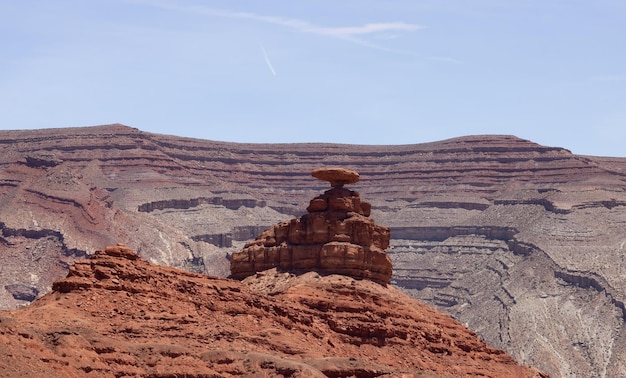 Paisagem americana no deserto com formações de montanha de rocha vermelha