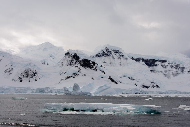 Paisagem antártica com geleira e montanhas