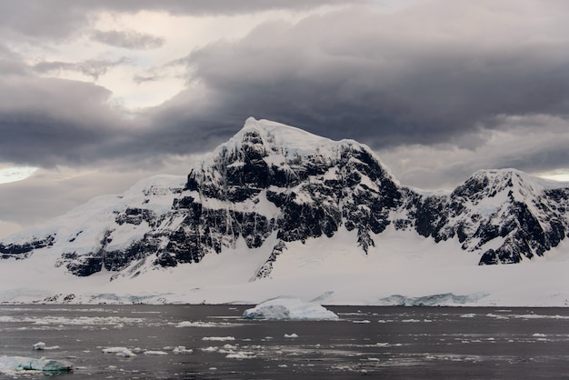 Paisagem antártica com geleira e montanhas