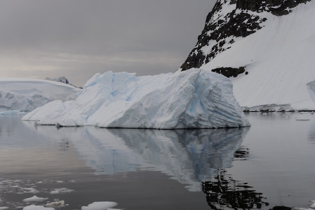 Paisagem antártica com iceberg