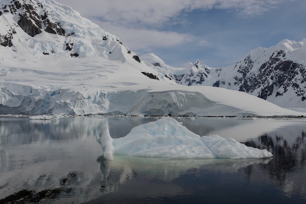 Paisagem antártica com iceberg