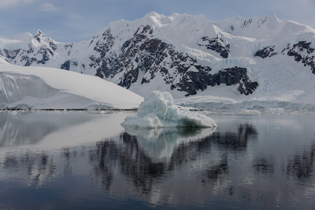 Paisagem antártica com iceberg