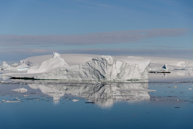 Paisagem antártica com iceberg
