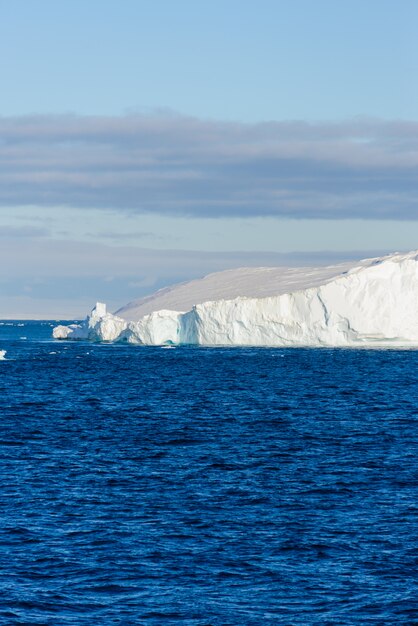 Paisagem antártica com iceberg