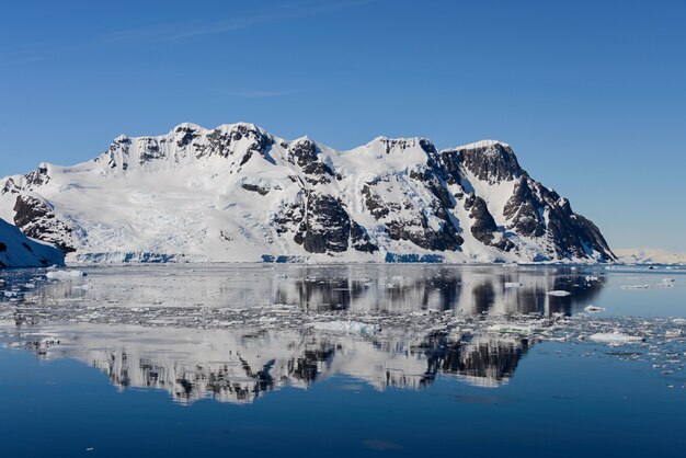 Paisagem antártica com montanhas e reflexão