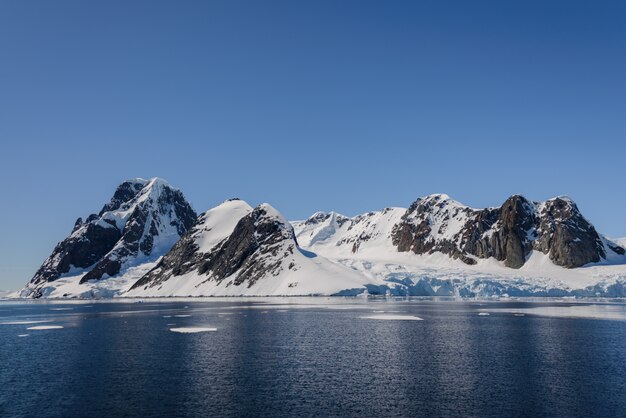 Paisagem antártica com montanhas e reflexão